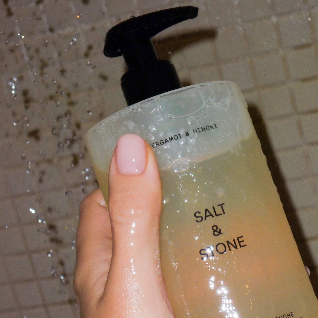 Антиоксидантний гель для душу з ароматом бергамоту та хінокі SALT & STONE, 450 ml